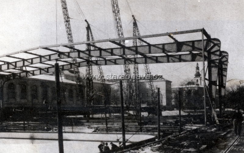 zameckyokruh (13).jpg - Zastřešování stadionu v 50.letech 20.století
